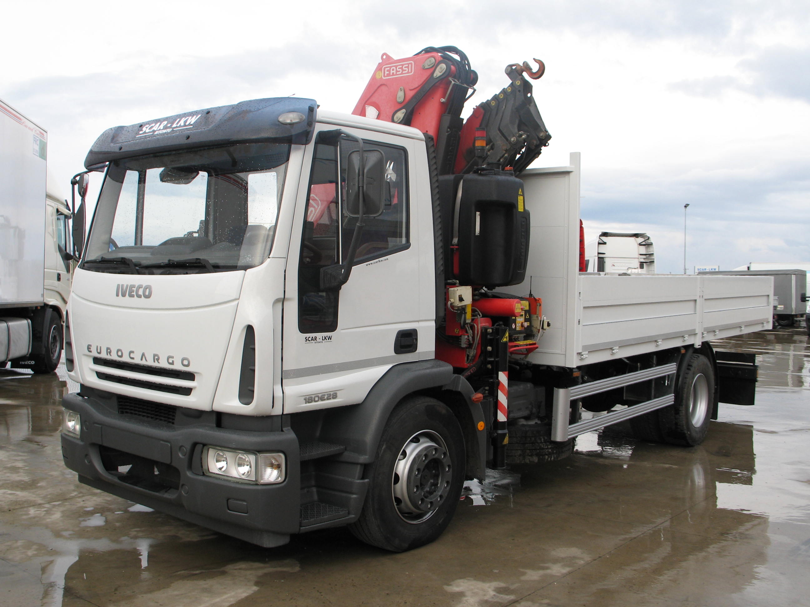 IVECO 180E28 CON GRU FASSI - Clicca l'immagine per chiudere