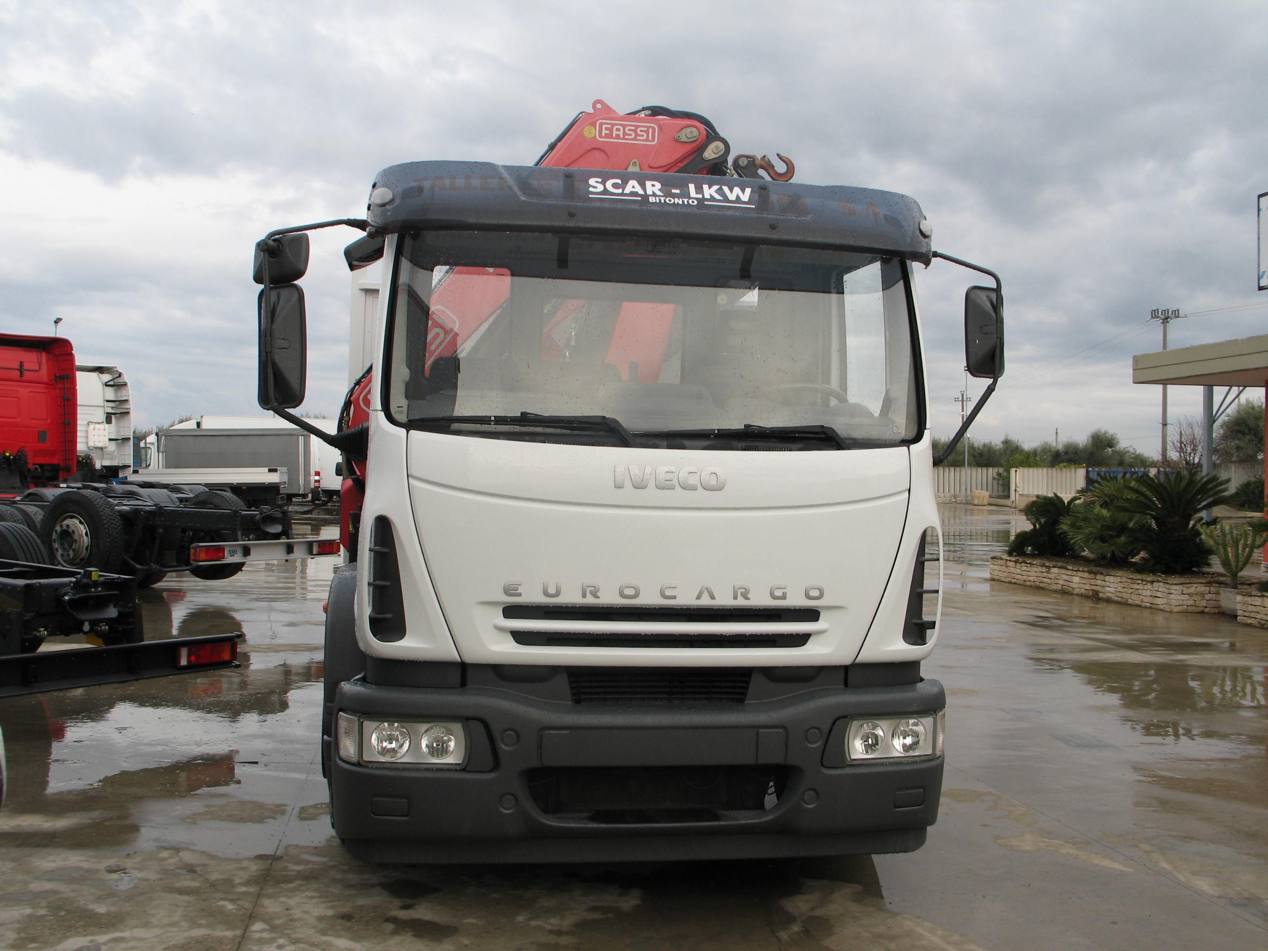 IVECO 180E28 CON GRU FASSI - Clicca l'immagine per chiudere